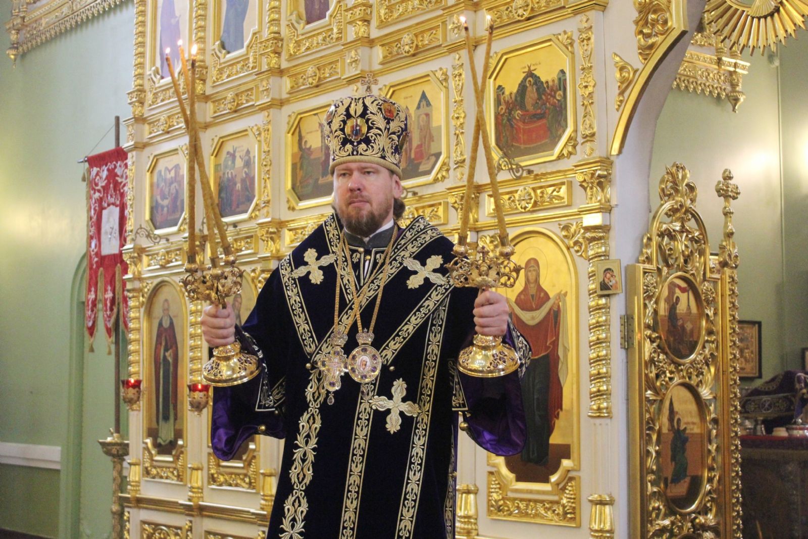 Глава Приморской митрополии совершил Божественную литургию в Покровском соборе