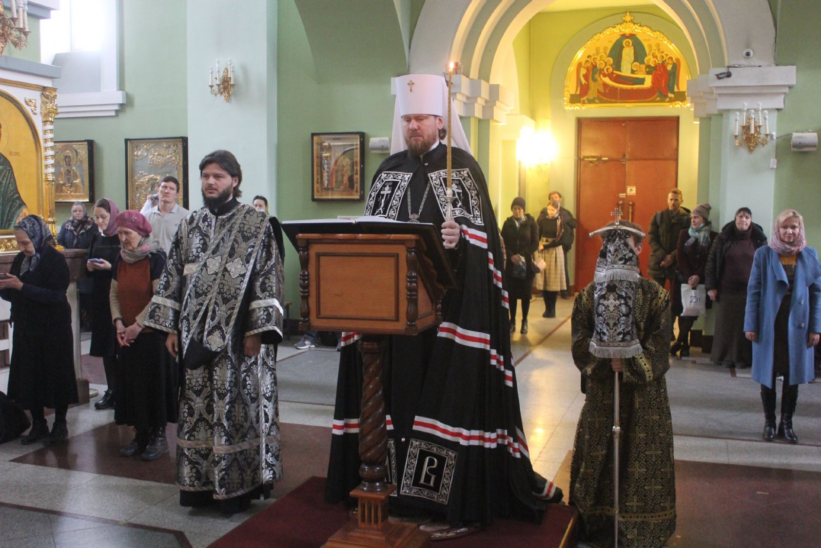 Митрополит Владимир совершил утреню с чтением покаянного канона в Покровском соборе