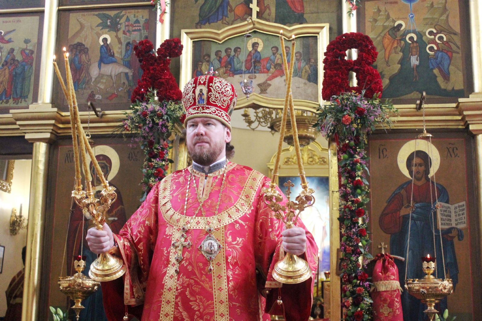В четверг Светлой седмицы митрополит Владимир совершил литургию в Свято-Никольском кафедральном соборе