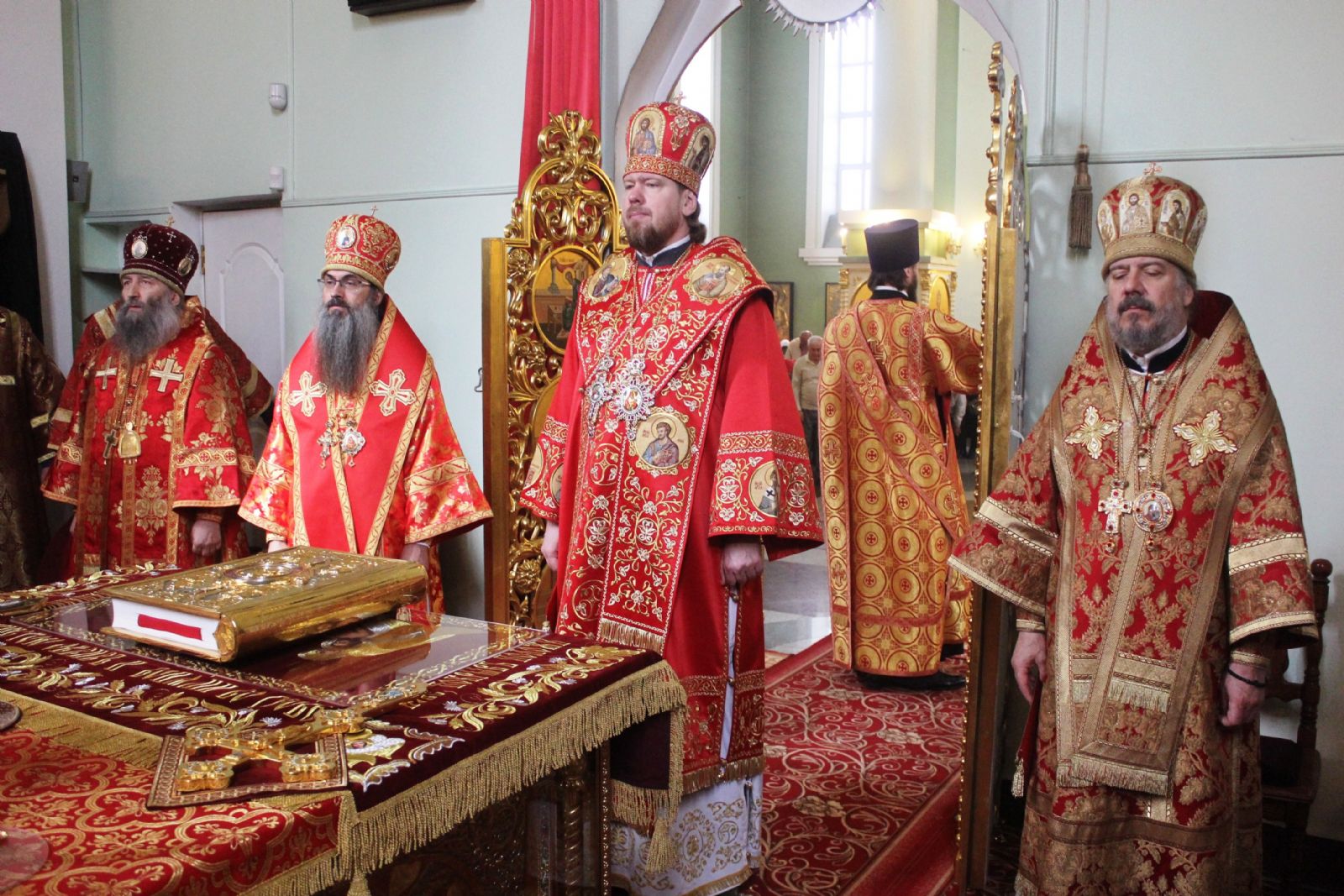 Архипастыри Приморской митрополии соборно совершили Божественную литургию в Покровском соборе