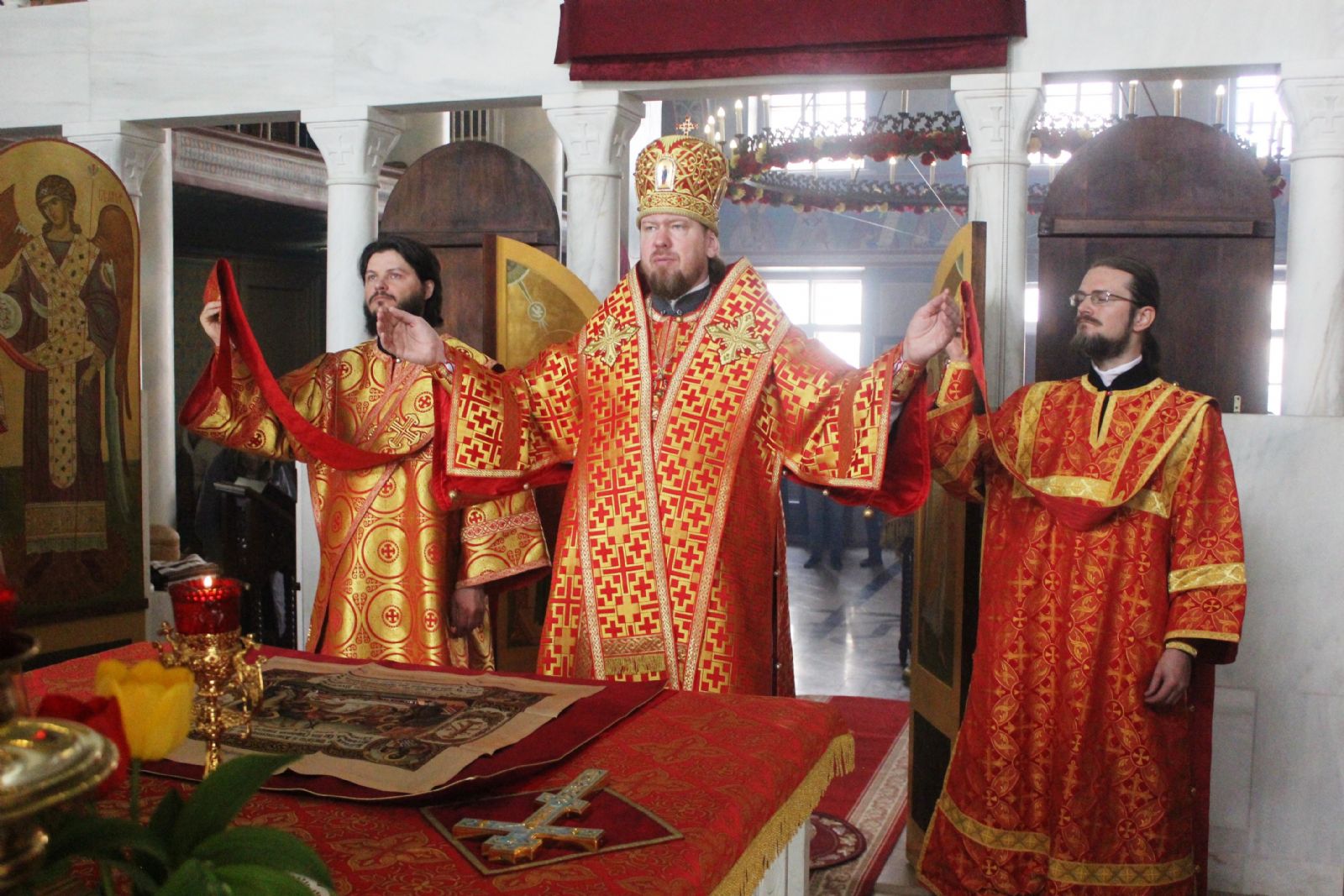 В пятницу Светлой седмицы глава Приморской митрополии совершил литургию в храме Казанской иконы Божией Матери
