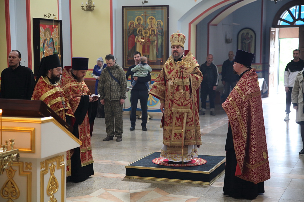 Епископ Находкинский и Преображенский Николай возглавил всенощное бдение в Казанском соборе.