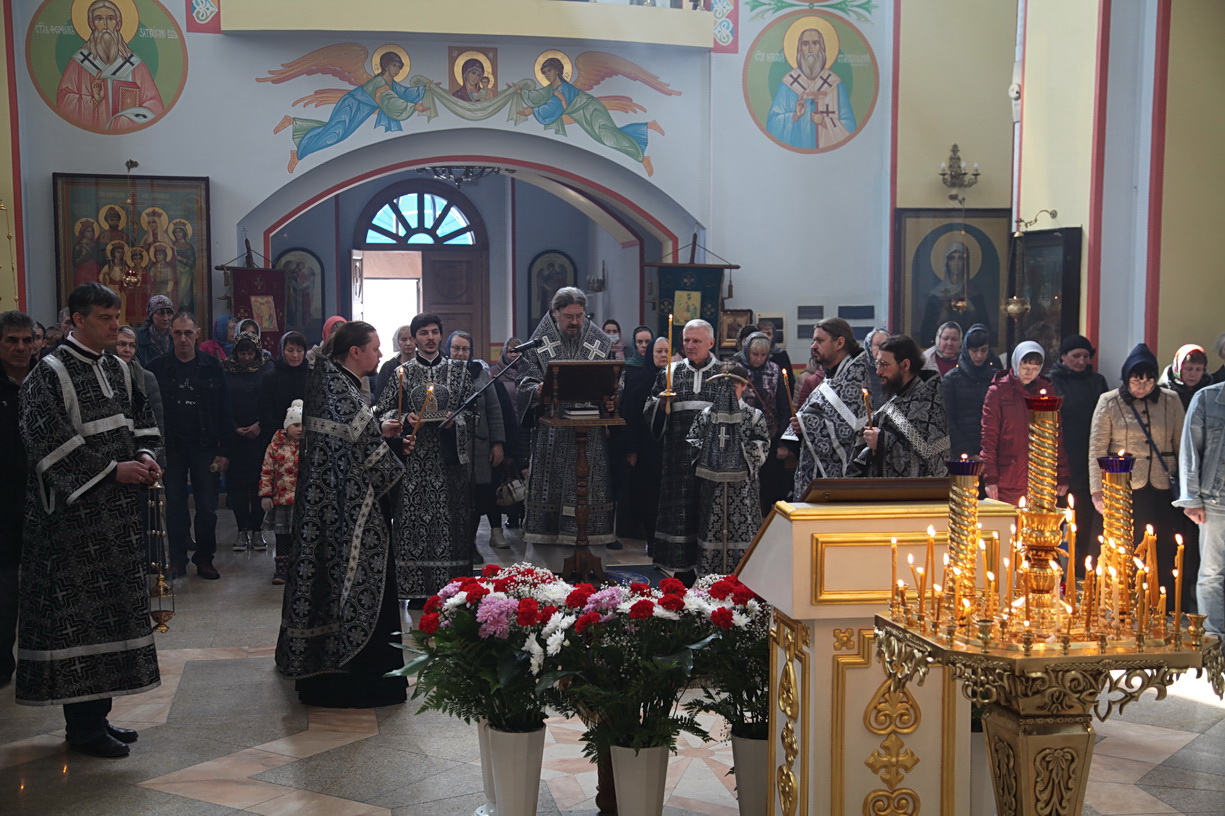 Епископ Николай совершил утреню Великой субботы с чином Погребения Плащаницы Господа.