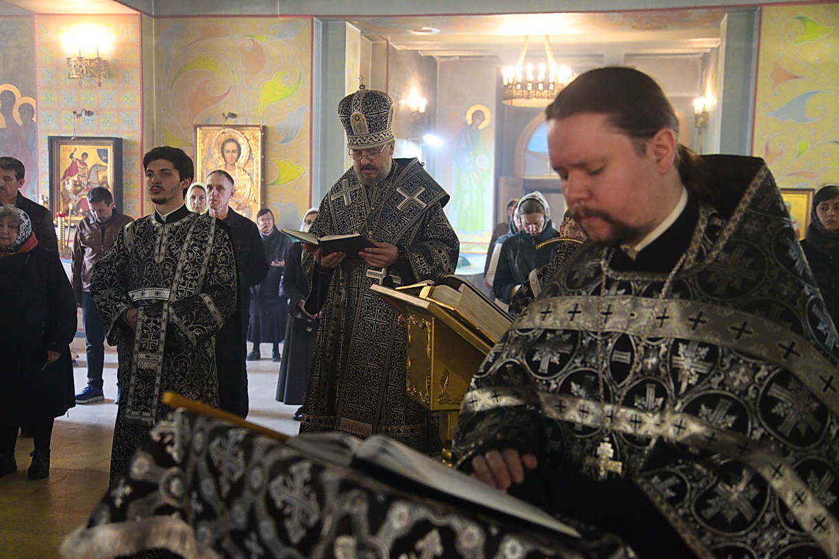 Епископ Находкинский и Преображенский Николай совершил утреню Великой пятницы с чтением двенадцати Страстных Евангелий.
