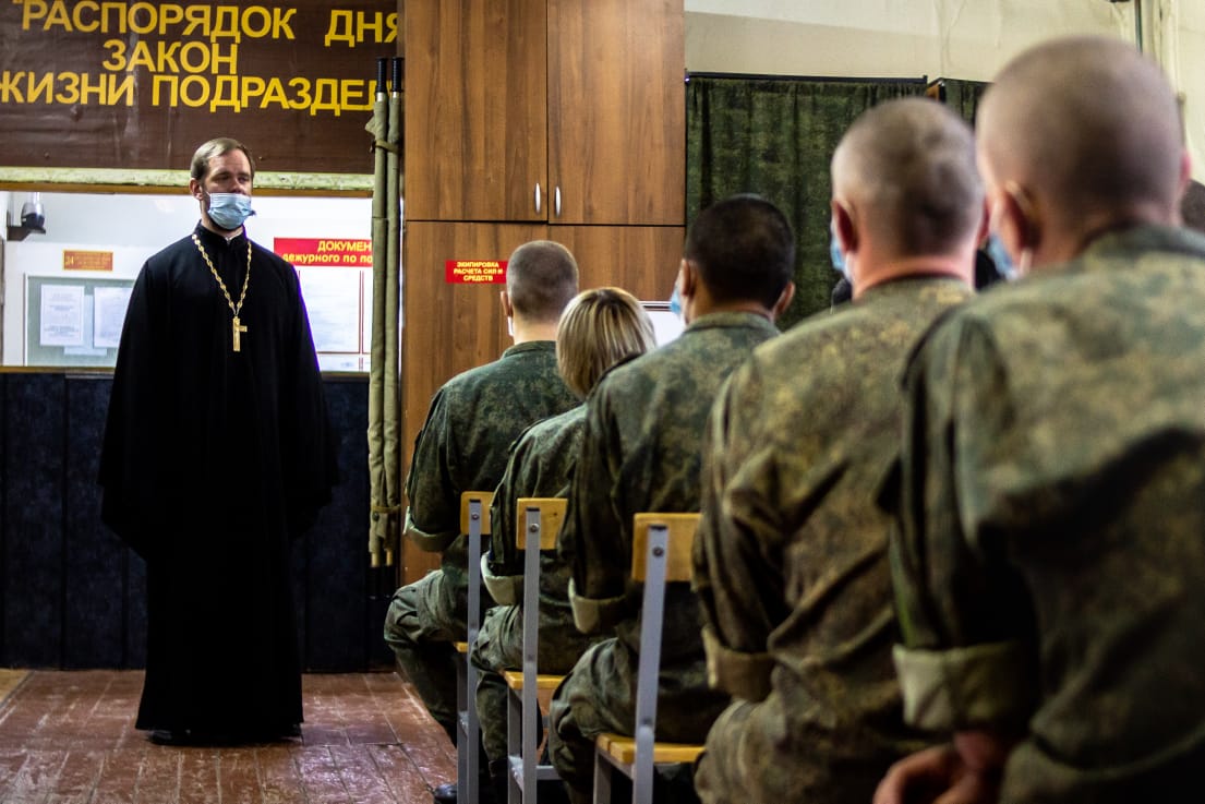 Священник побеседовал с военнослужащими