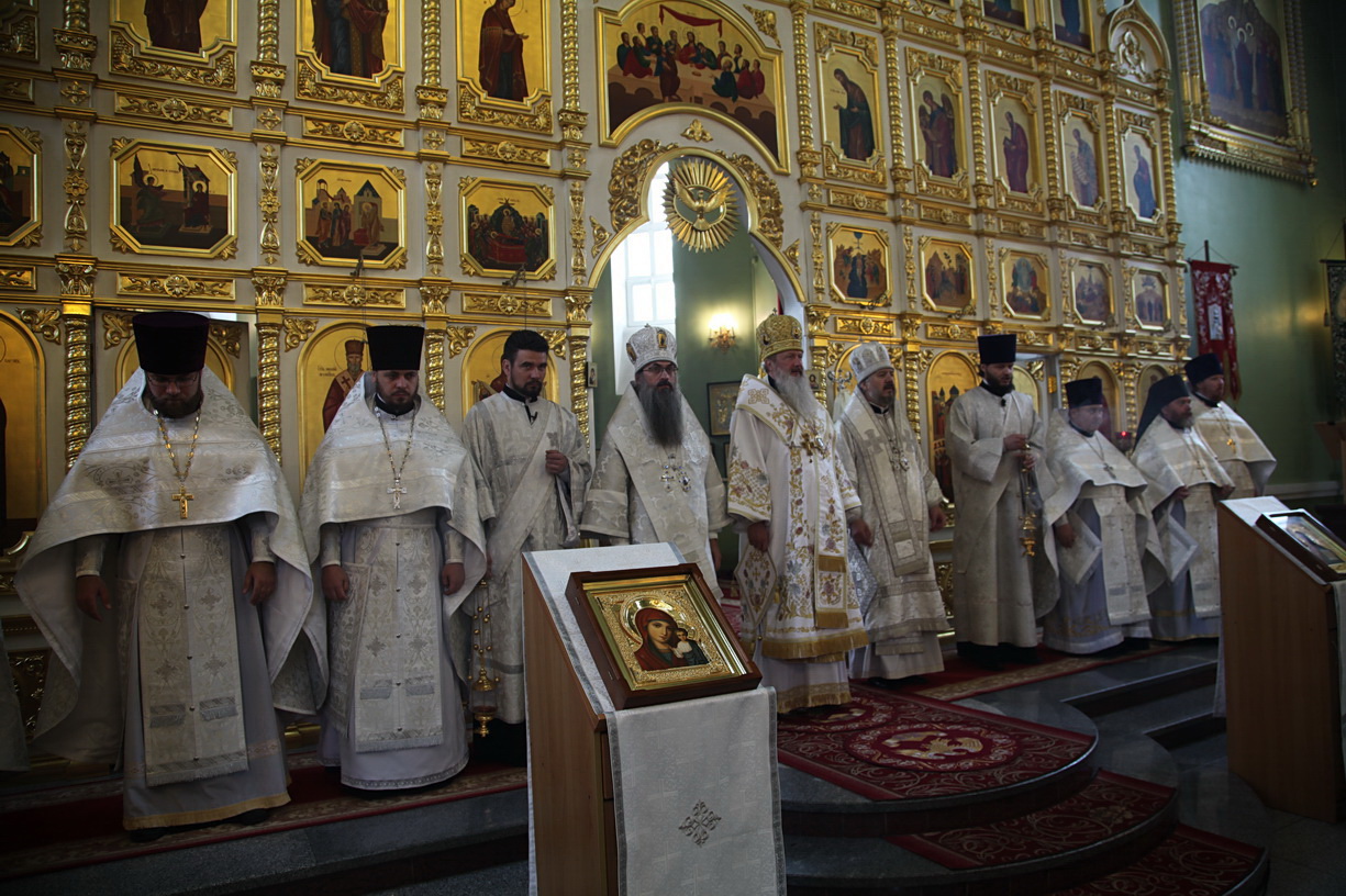 В праздник Вознесения Господня сонм архиереев совершил литургию в Покровском соборе.