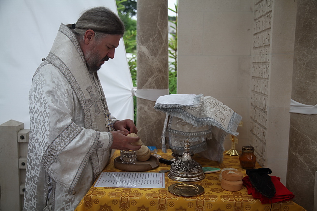 Епископ Николай совершил Божественную литургию в часовне Воскресения Христова на «Новом» кладбище г. Находки.