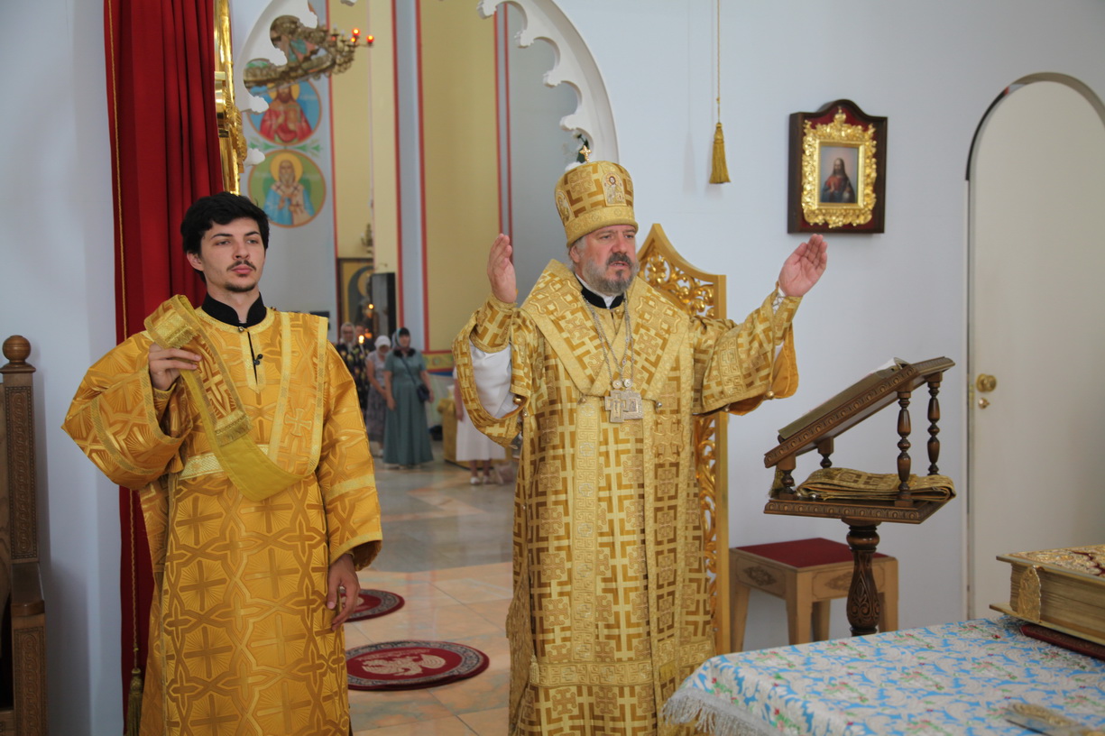В неделю 5-ю по Пятидесятнице епископ Находкинский и Преображенский Николай совершил Божественную литургию в Казанском Кафедральном соборе г. Находки.