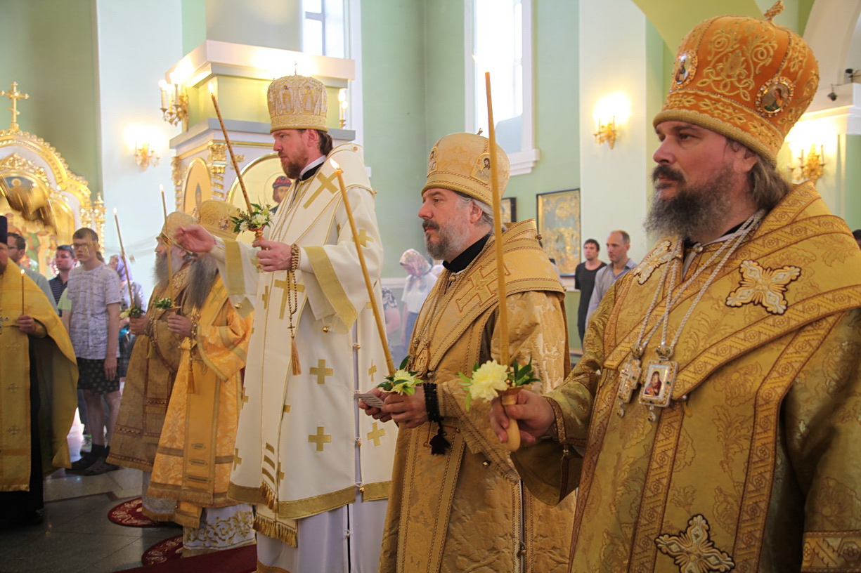 В канун Дня Крещения Руси митрополит Владимир возглавил всенощное бдение в Покровском соборе.