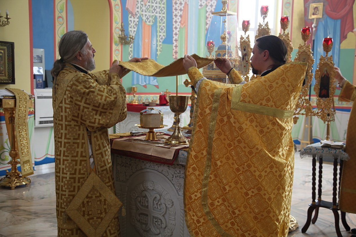 В неделю 2-ю по Пятидесятнице епископ Находкинский и Преображенский Николай совершил Божественную литургию в Казанском Кафедральном соборе г. Находки