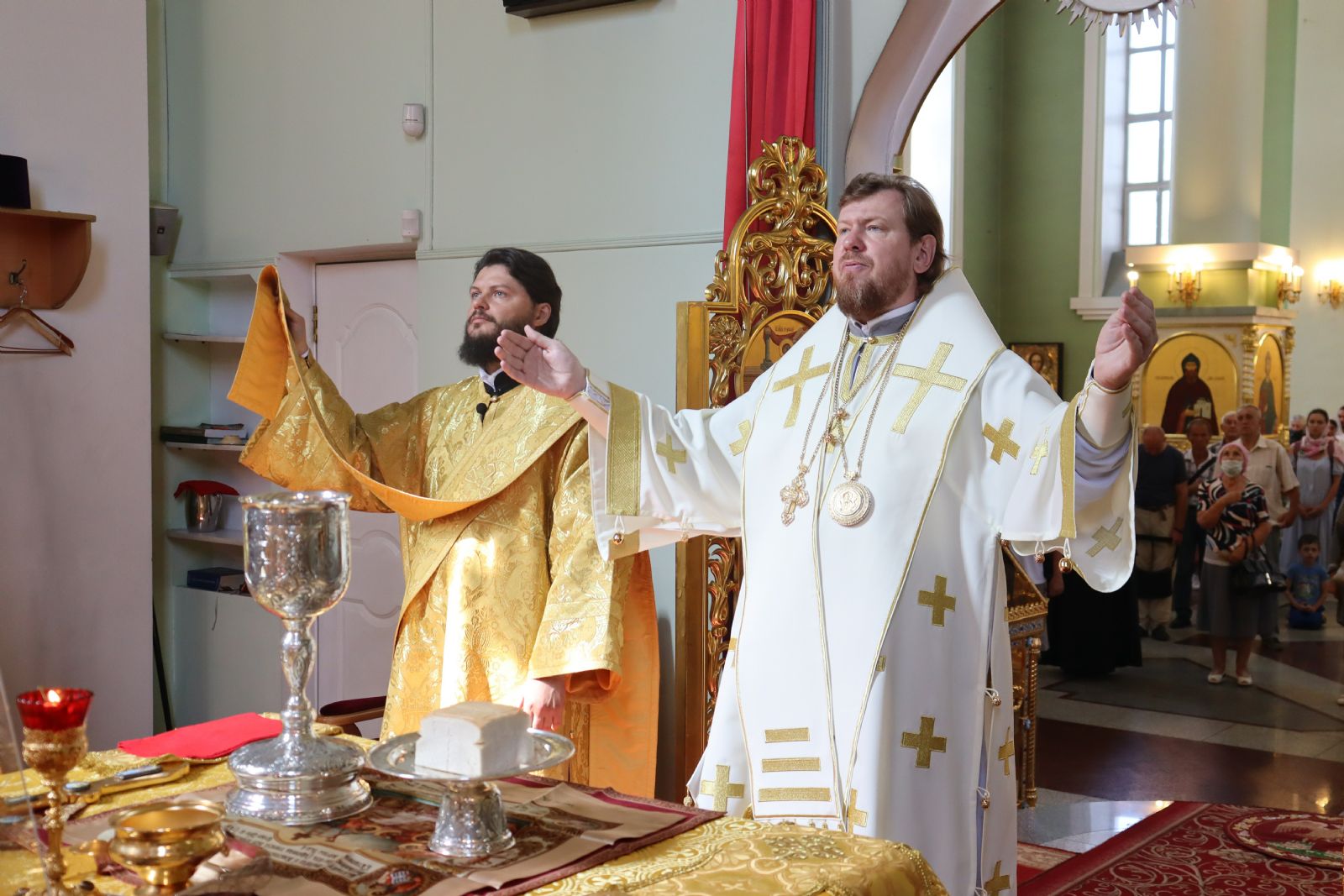 Митрополит Владимир возглавил Божественную литургию в Покровском соборе