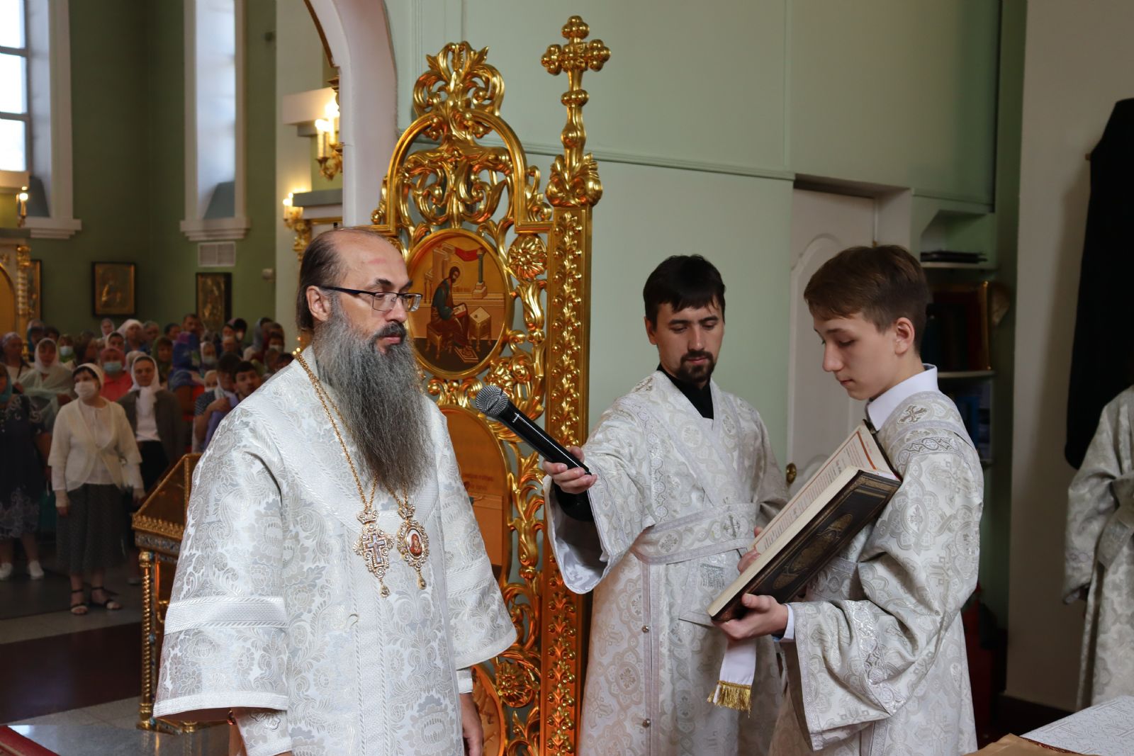 В праздник Преображения Господня епископ Уссурийский Иннокентий совершил Божественную литургию в Покровском Соборе