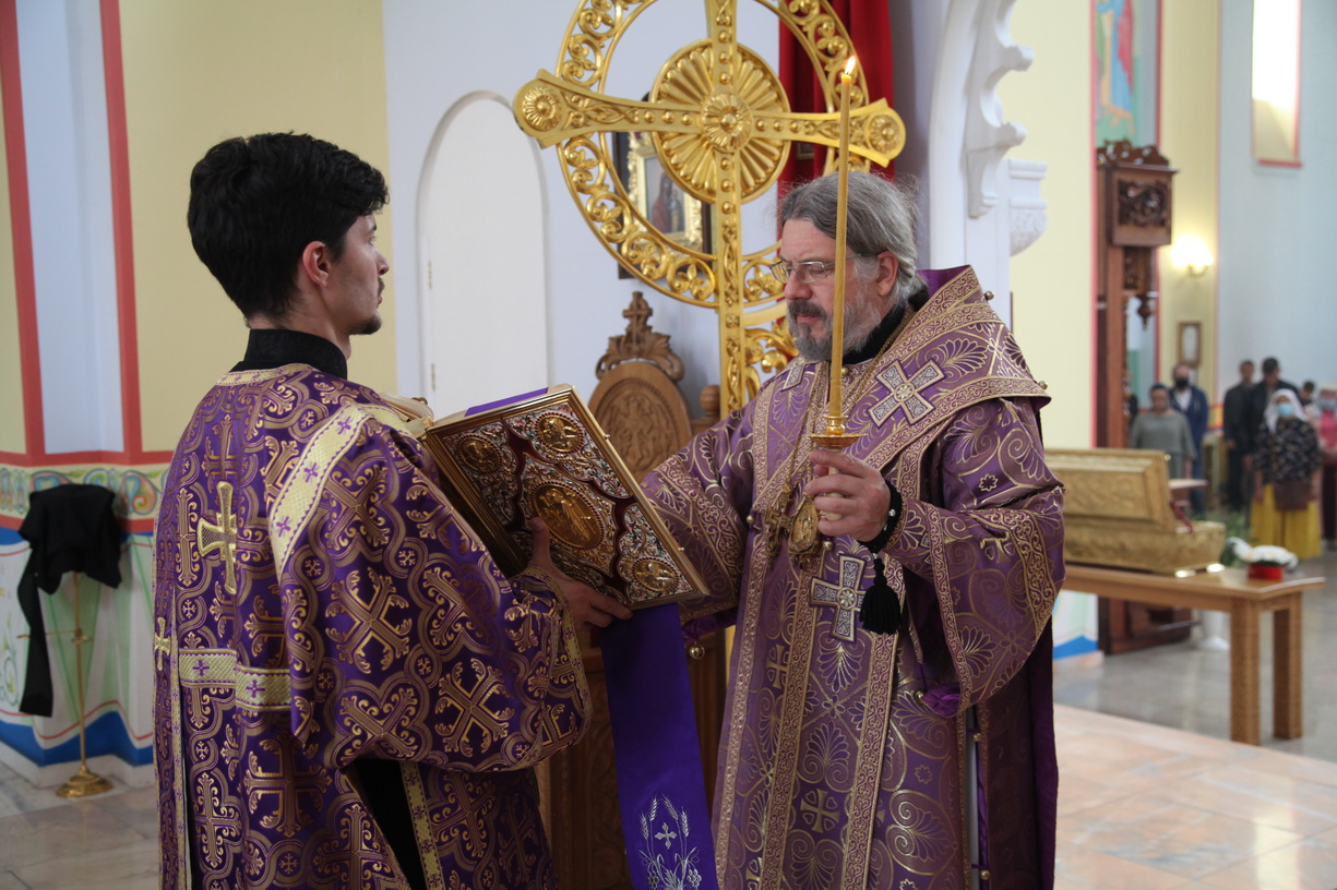 В канун праздника Воздвижения Креста Господня епископ Николай возглавил всенощное бдение в Казанском соборе