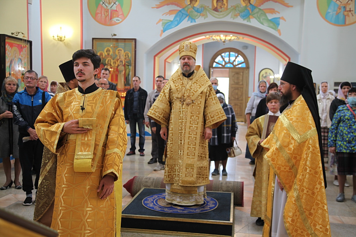 В неделю 14-ю по Пятидесятнице епископ Находкинский и Преображенский Николай совершил Божественную литургию в Казанском Кафедральном соборе г. Находки.