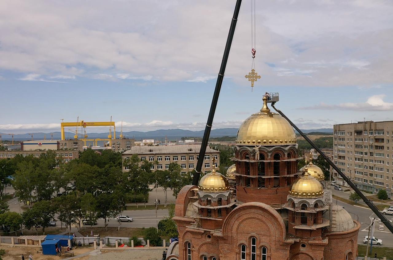 В г. Большой Камень идет строительство храма св. апостолов Петра и Павла.