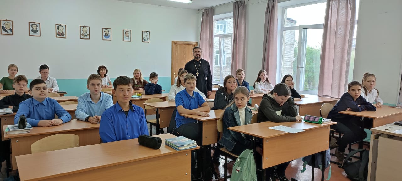 Священник провел лекцию для школьников о святом Александре Невском