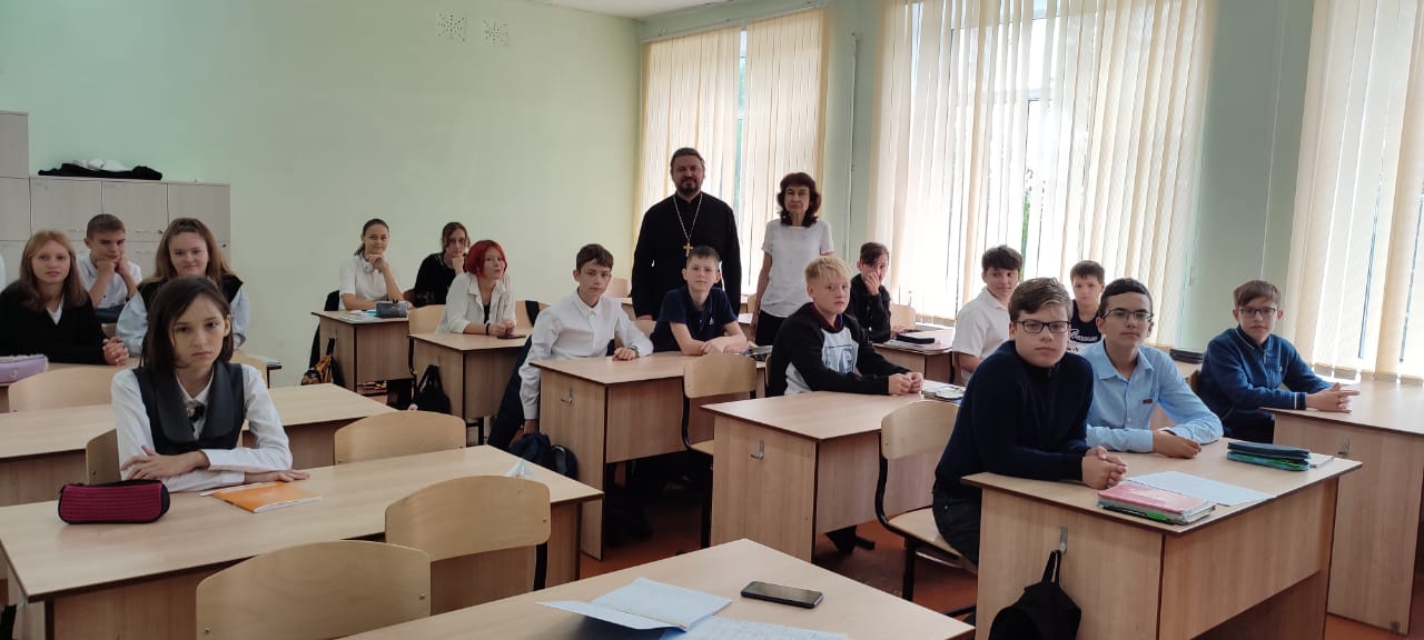 Иерей Виталий Шаркеев провел лекцию для школьников.
