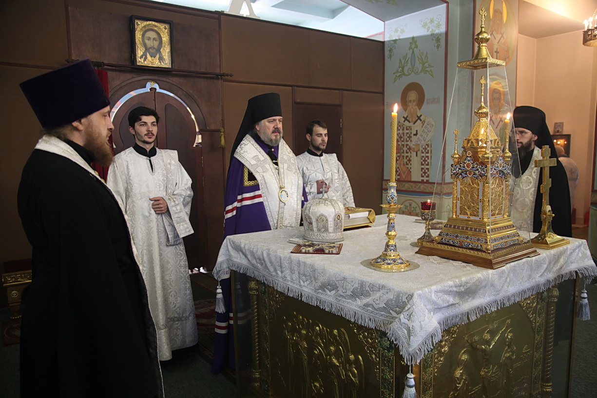 Епископ Николай возглавил Рождественское вечернее богослужение.