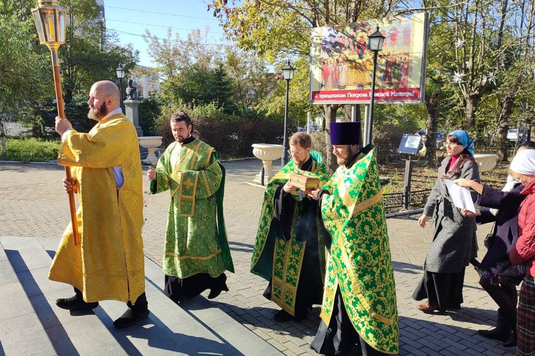 Ковчег со святыми мощами преподобного Амвросия Оптинского встретили в столице Приморья
