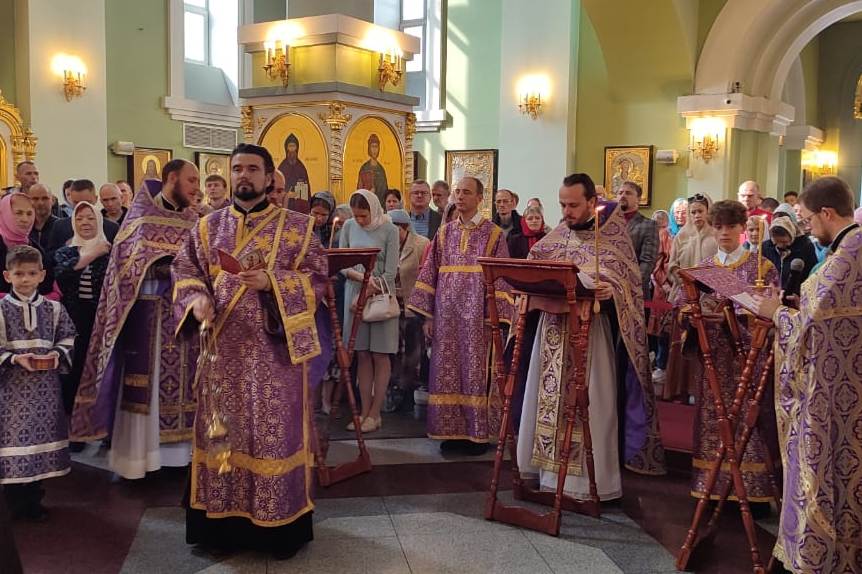 Молебен с акафистом святому благоверному Александру Невскому совершили в Покровском соборе