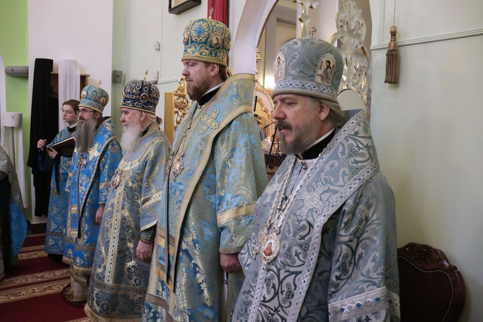 В праздник Покрова Пресвятой Богородицы сонм архипастырей совершил Божественную литургию в Покровском соборе