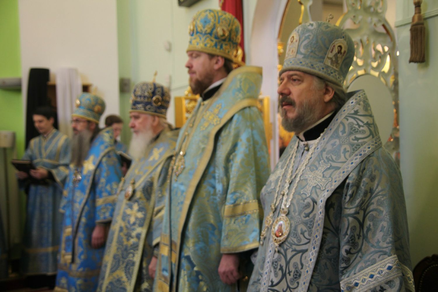 В праздник Покрова Пресвятой Богородицы сонм архипастырей совершил Божественную литургию в Покровском соборе.