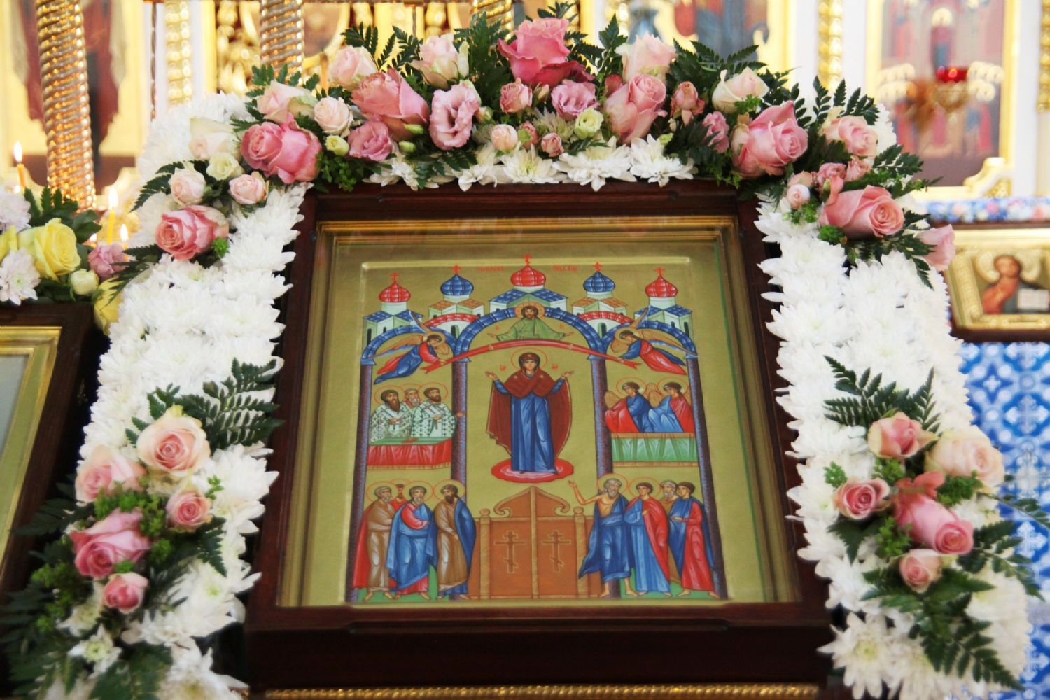 В канун праздника Покрова Пресвятой Богородицы сонм архипастырей совершили всенощное бдение в Покровском соборе.