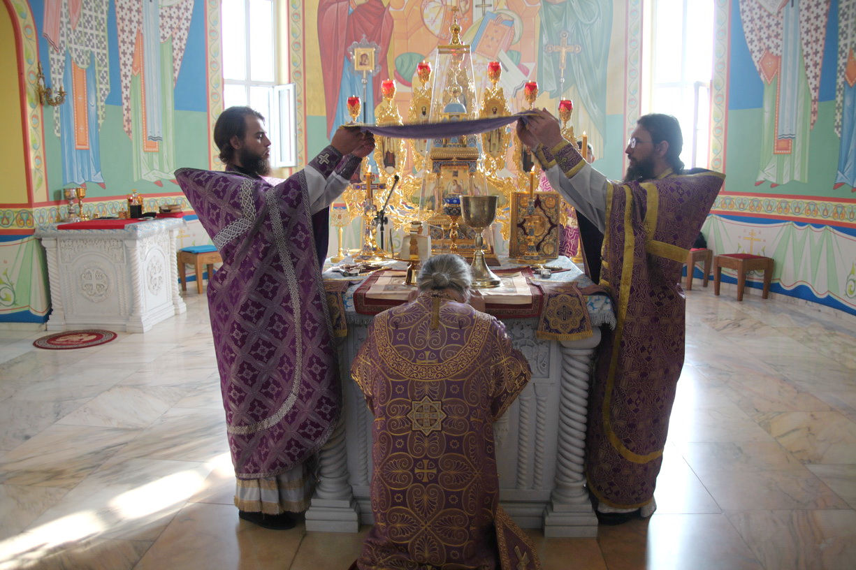 Епископ Находкинский и Преображенский Николай совершил Божественную литургию в Казанском Кафедральном соборе г. Находки.