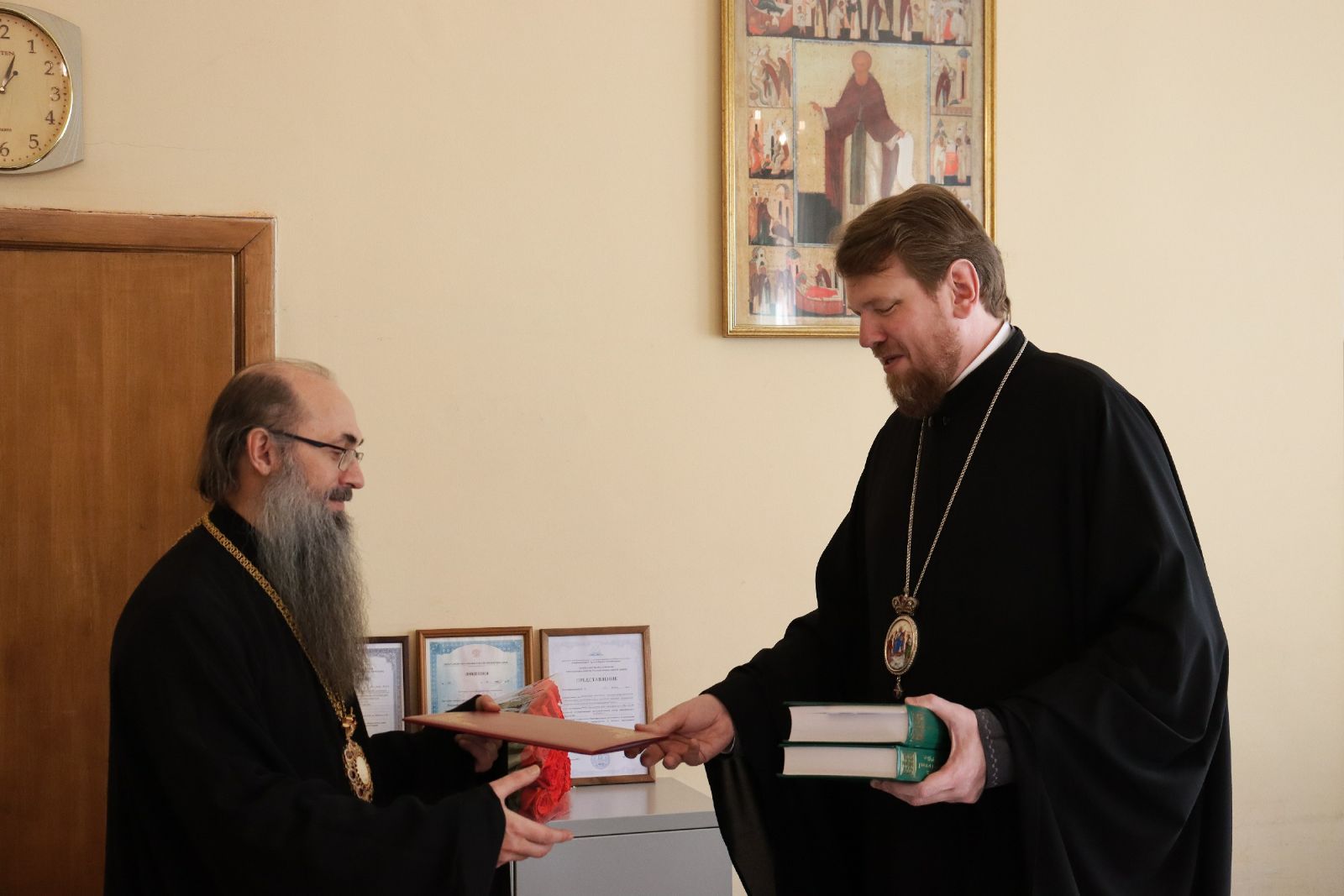 Митрополит Владимир и сотрудники епархиального управления поздравили епископа Иннокентия с 55-летием