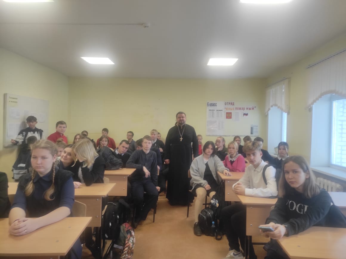 Священник Виталий Шаркеев провел беседу с сельскими школьниками на тему: "Заповеди Божьи".