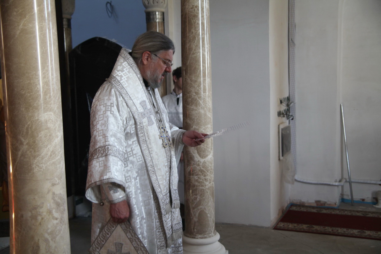 В Дмитриевскую родительскую субботу епископ Находкинский и Преображенский Николай возглавил Божественную литургию в храме прп. Максима Исповедника г. Находки.