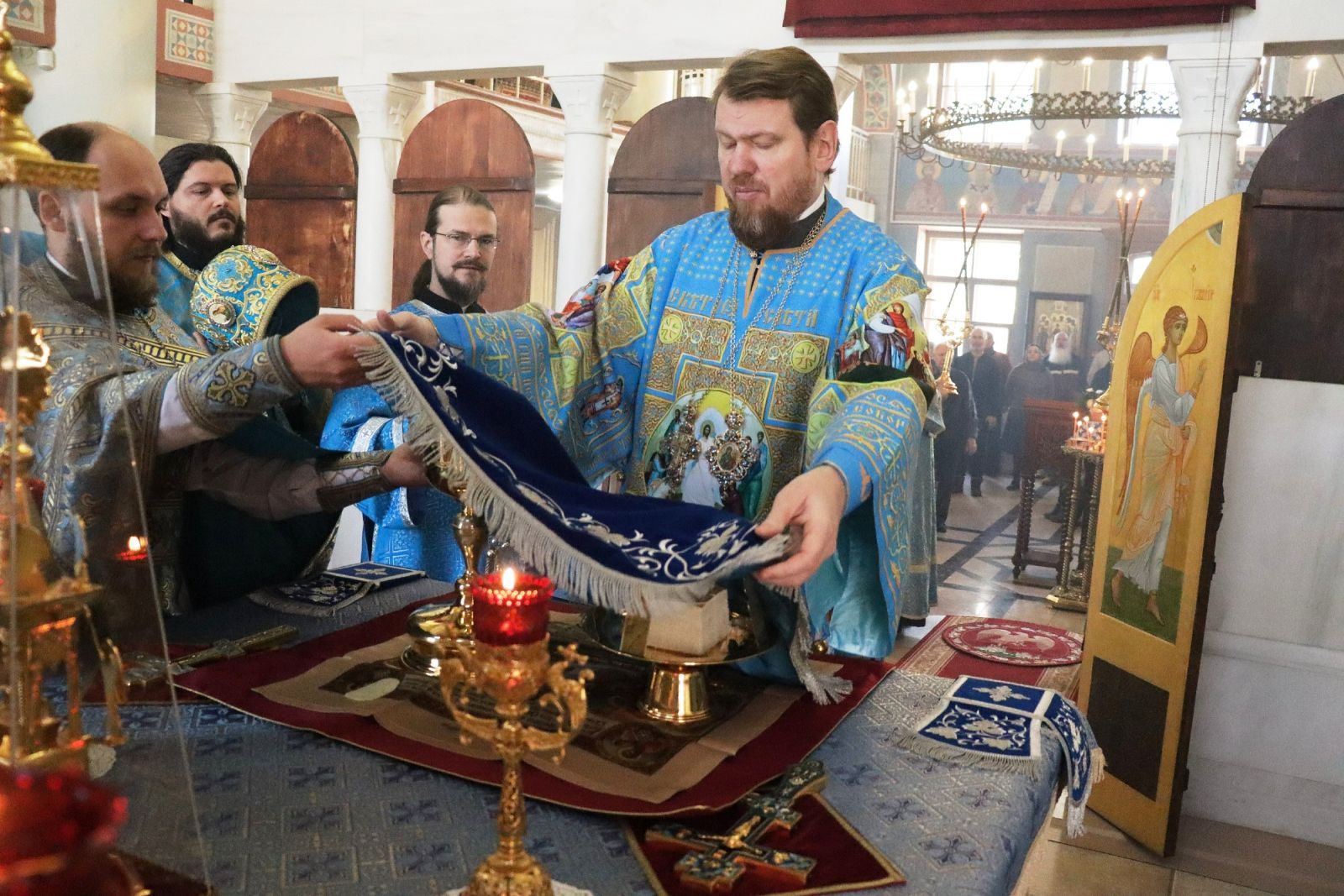Митрополит Владивостокский и Приморский Владимир совершил Божественную литургию в храме Казанской иконы Божией Матери