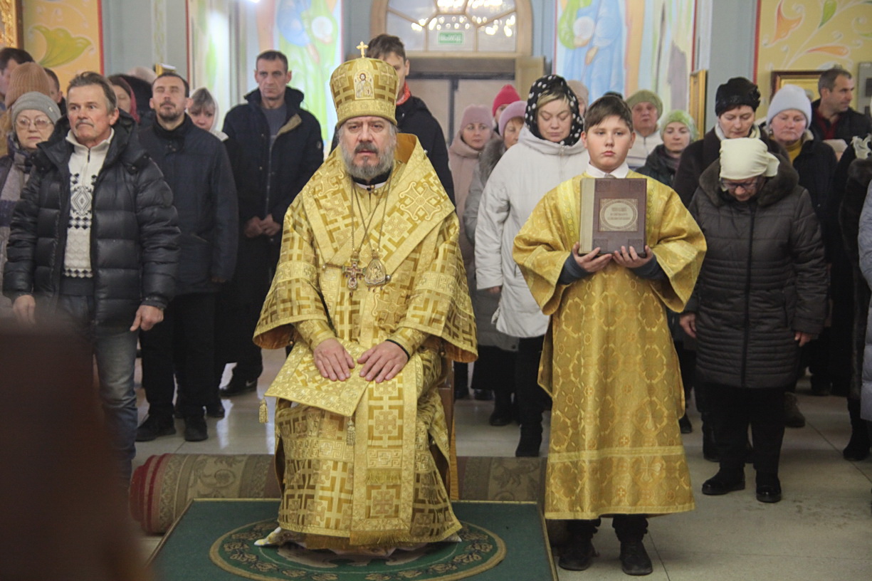 В Неделю 26-ю по Пятидесятнице епископ Находкинский и Преображенский Николай совершил Божественную литургию свт. Иоанна Златоуста в Казанском Кафедральном соборе г. Находки.