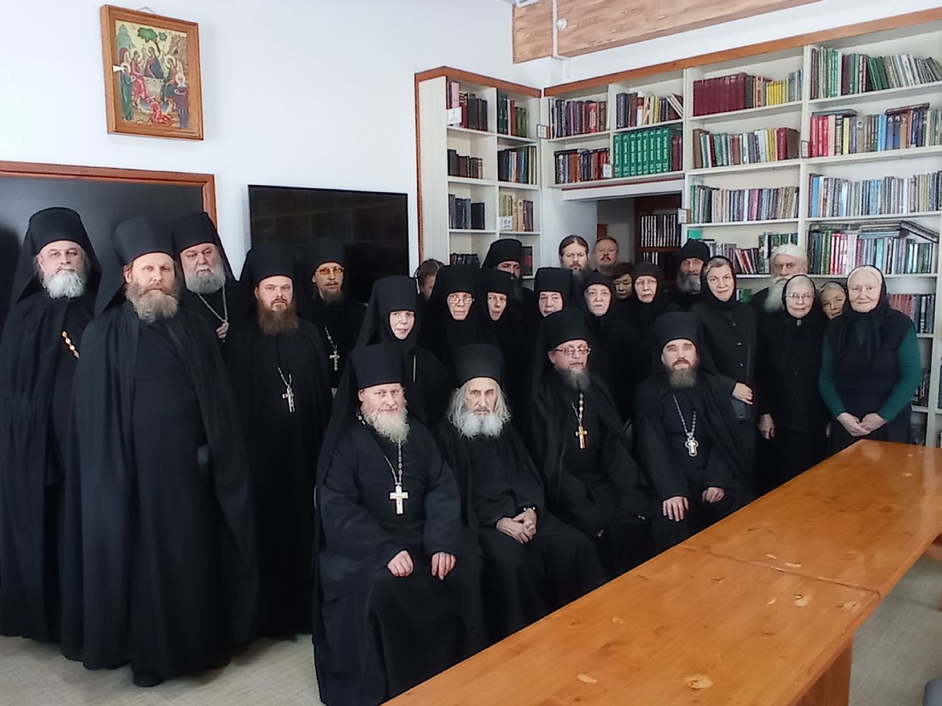Круглый стол монашествующих провели в Свято-Серафимовском мужском монастыре на острове Русский.