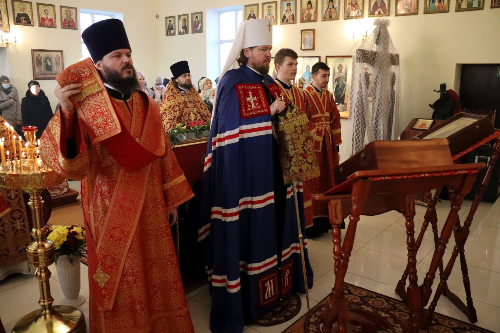 В день престольного праздника митрополит Владимир совершил литургию в храме новомучеников и исповедников Церкви Русской