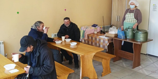 Во Владивостоке при Свято-Никольском соборе открылась благотворительная столовая