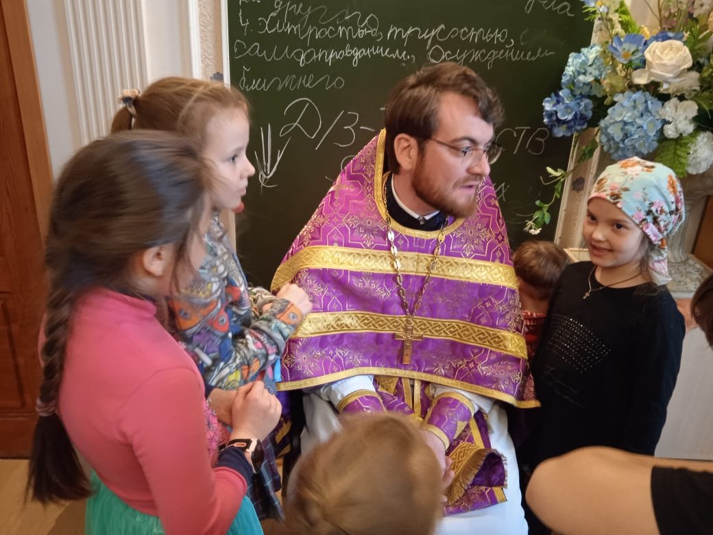 В рамках Дня православной книги в воскресной школе Казанского храма состоялась встреча со священником