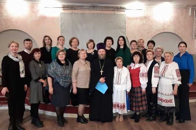 Клирик епархии принял участие в обсуждении этнокультурных традиций семьи за круглым столом в Уссурийске