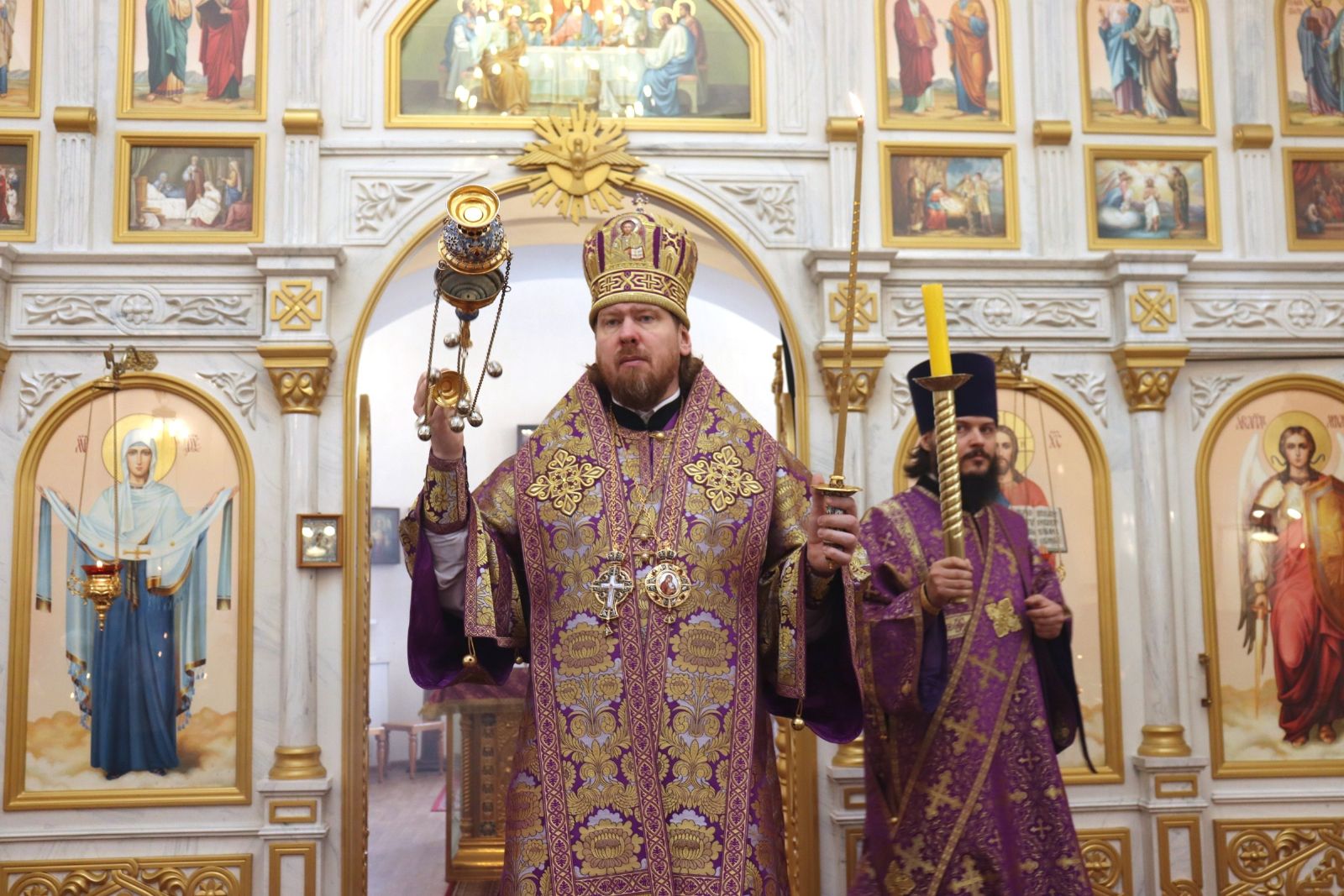 Митрополит Владимир совершил литургию и поминовение усопших в Покровском храме поселка Угловое