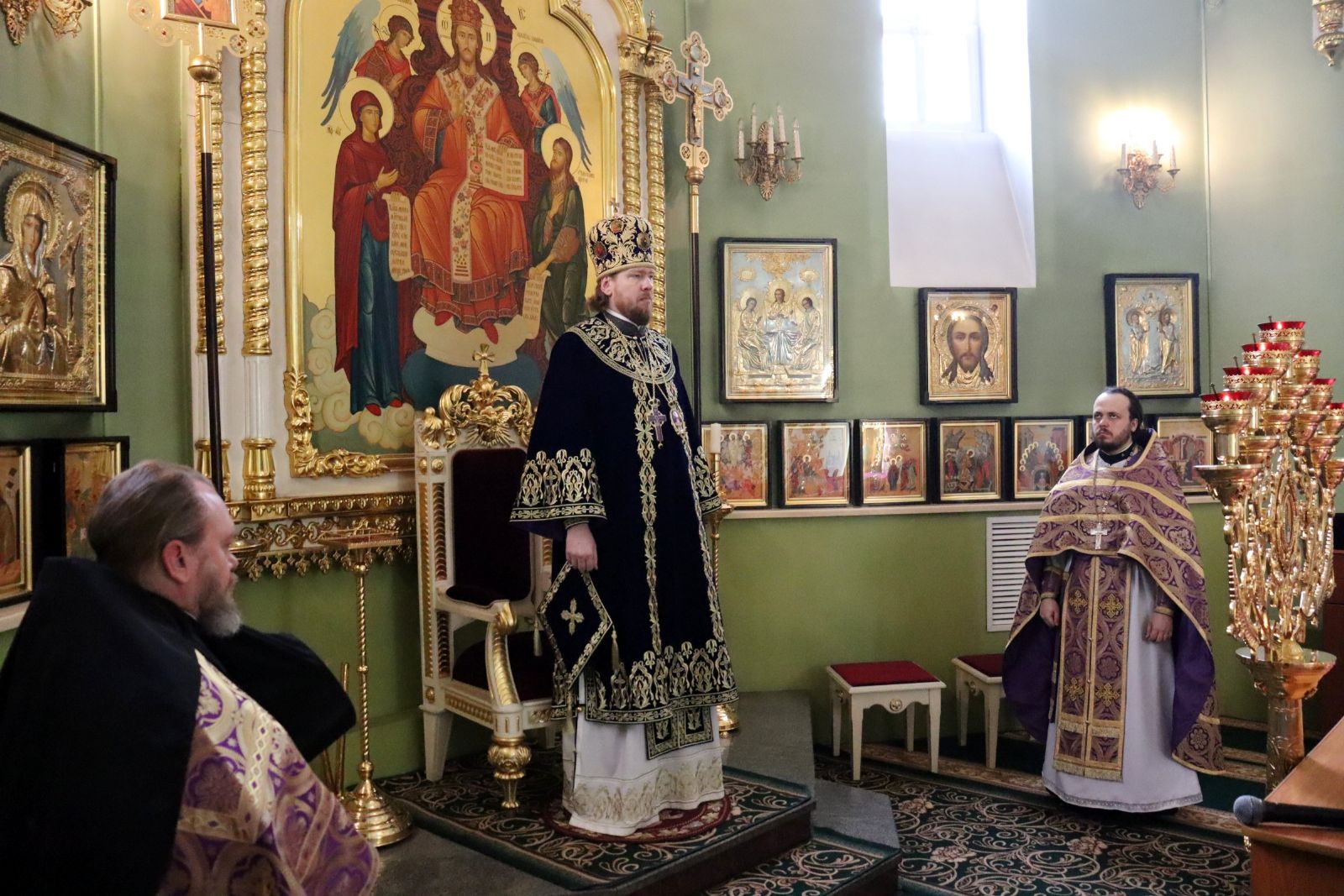В Неделю Крестопоклонную глава Приморской митрополии совершил Божественную литургию в Покровском соборе