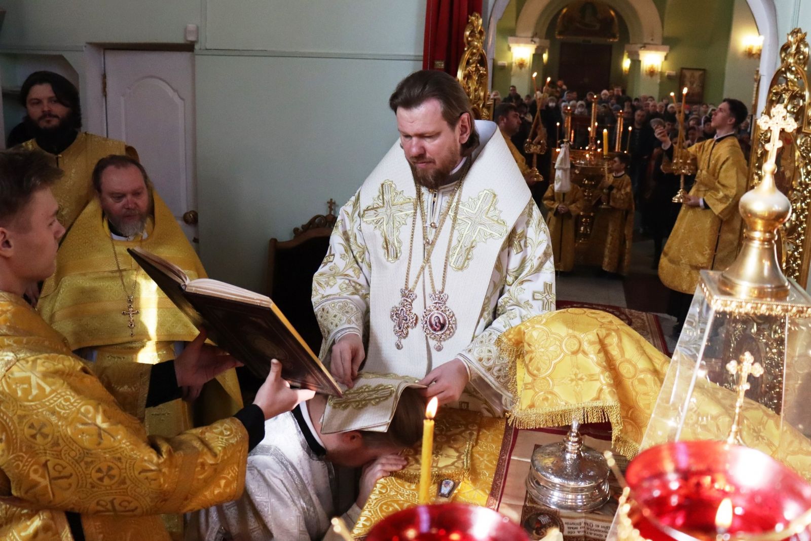 За Божественной литургией глава Приморской митрополии совершил пресвитерскую хиротонию диакона Михаила Тутаева