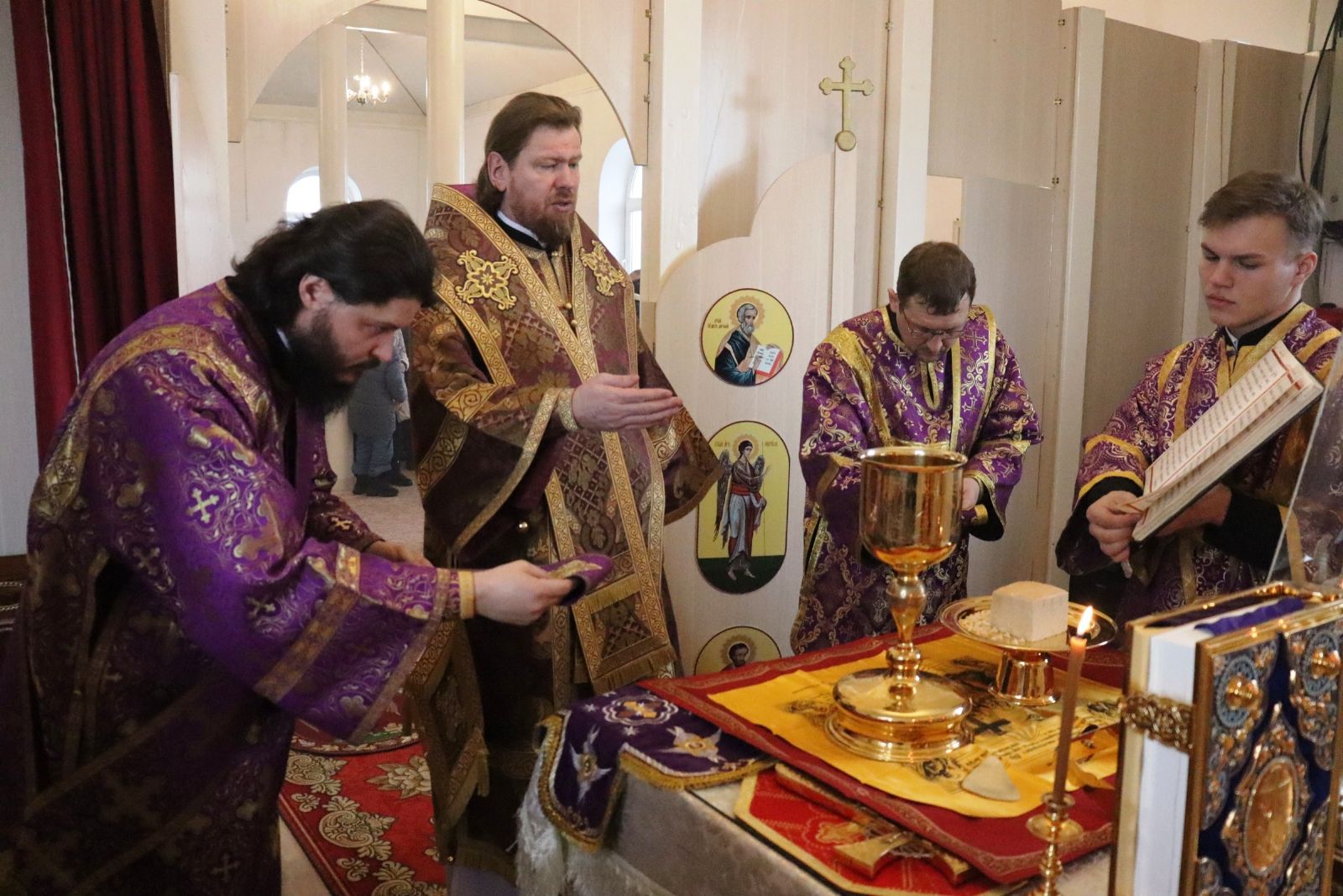 Митрополит Владимир совершил Божественную литургию и чин Торжества Православия в храме Всех святых города Уссурийска