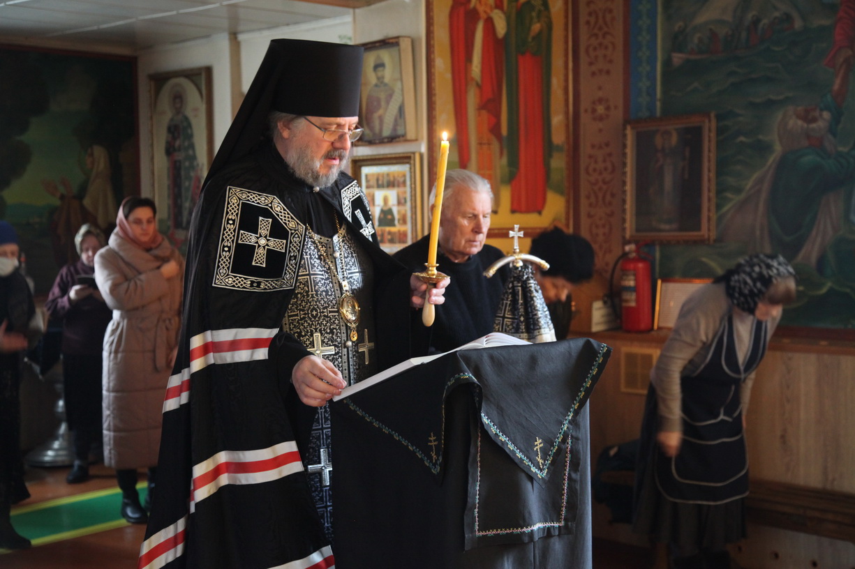 Епископ Находкинский и Преображенский Николай совершил повечерие с чтением Великого канона в храме Рождества Христова г. Находки.