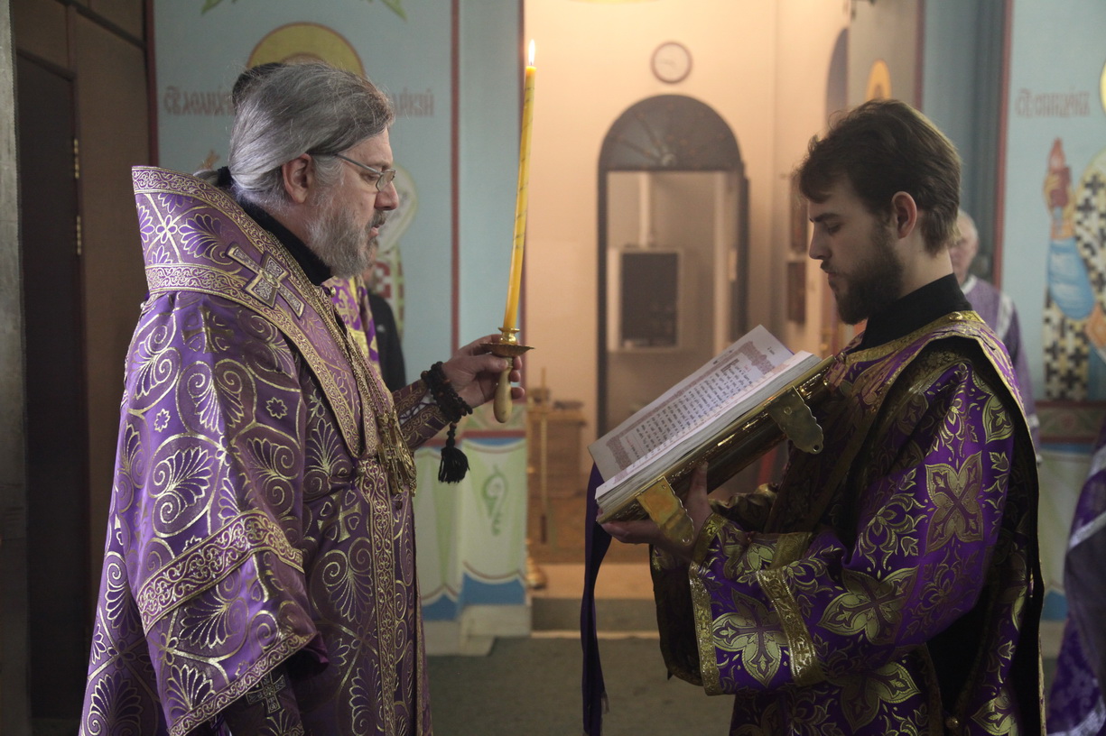В канун Крестопоклонной недели епископ Николай возглавил всенощное бдение с чином выноса Креста в Казанском соборе г. Находки.
