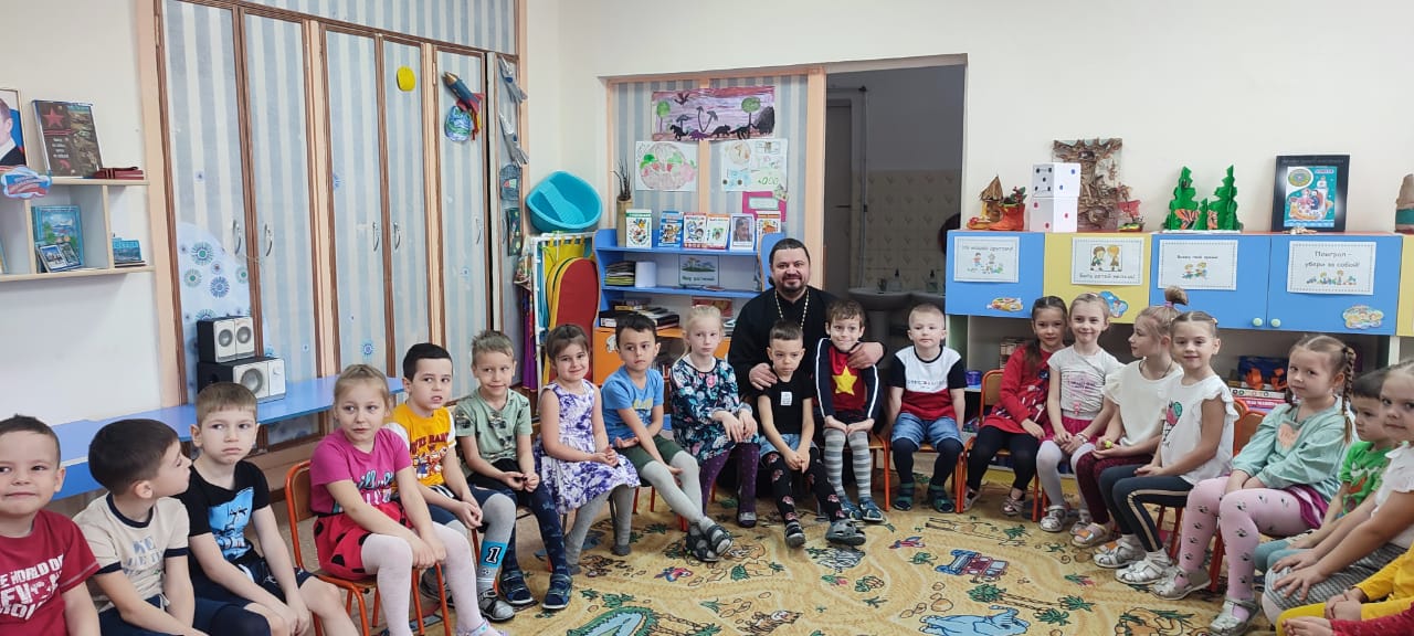 Руководитель миссионерского отдела Находкинской епархии иерей Виталий Шаркеев рассказал детям о Пасхе.