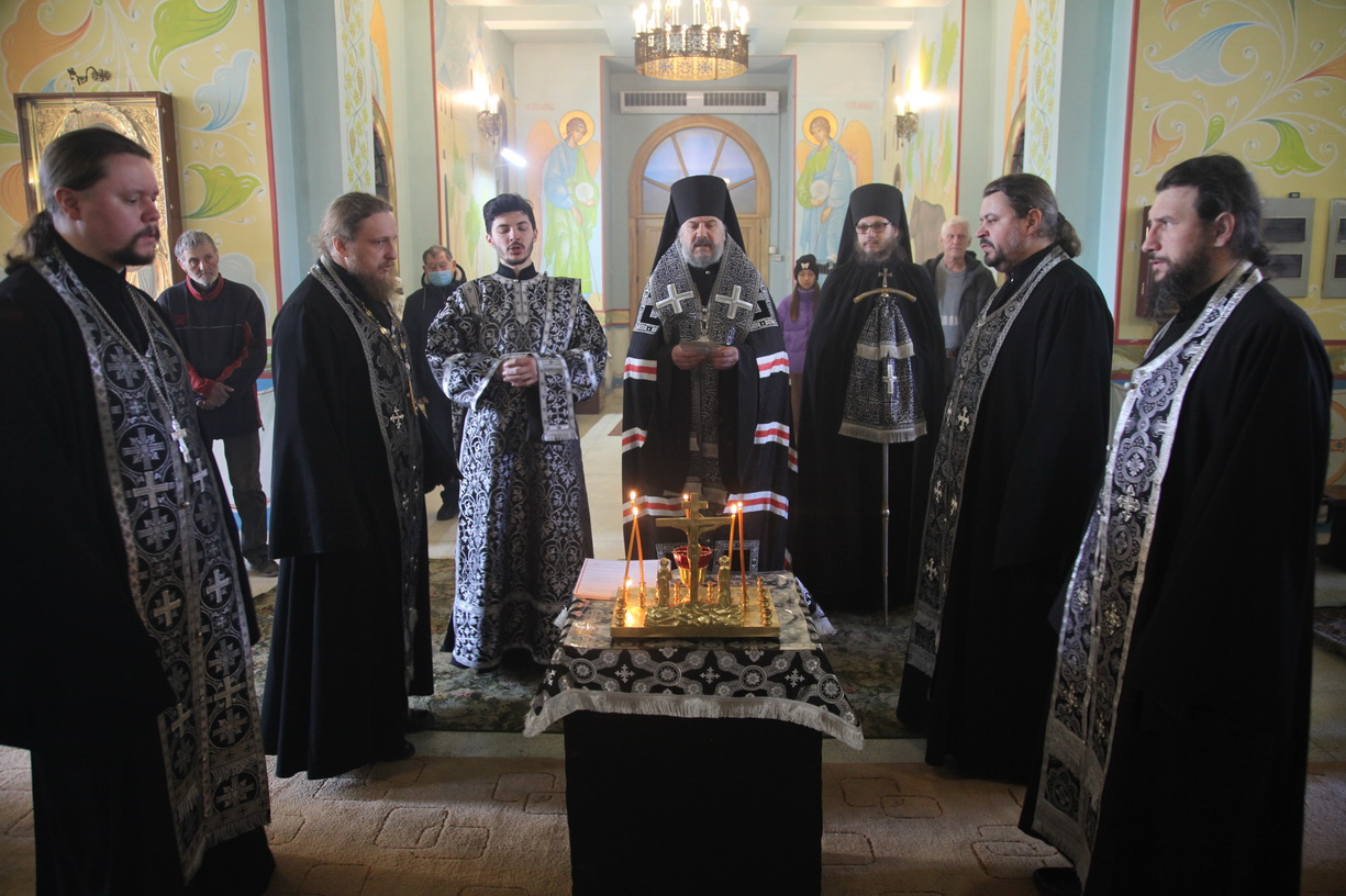 В понедельник первой седмицы Великого поста, епископ Находкинский и Преображенский Николай молился за великопостной утреней.