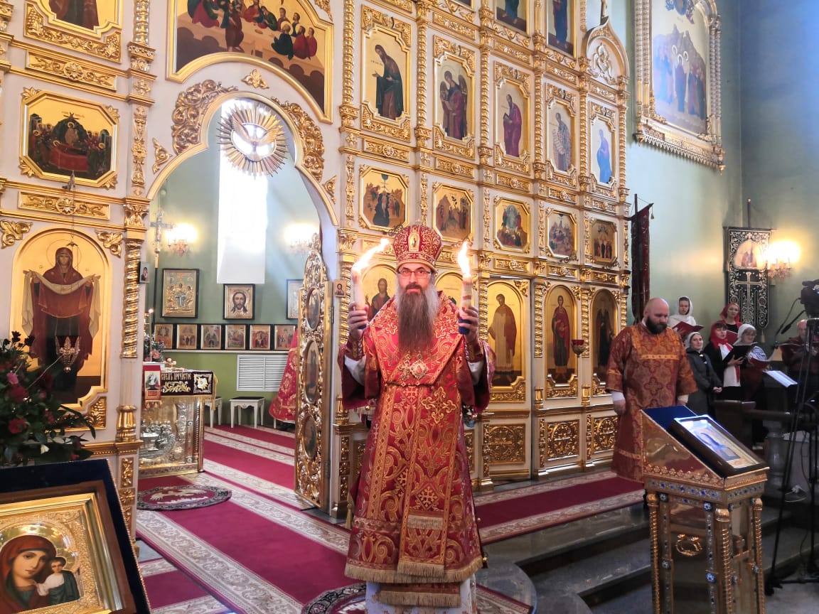 Епископ Иннокентий возглавил встречу Благодатного огня и совершил Божественную литургию в Покровском соборе