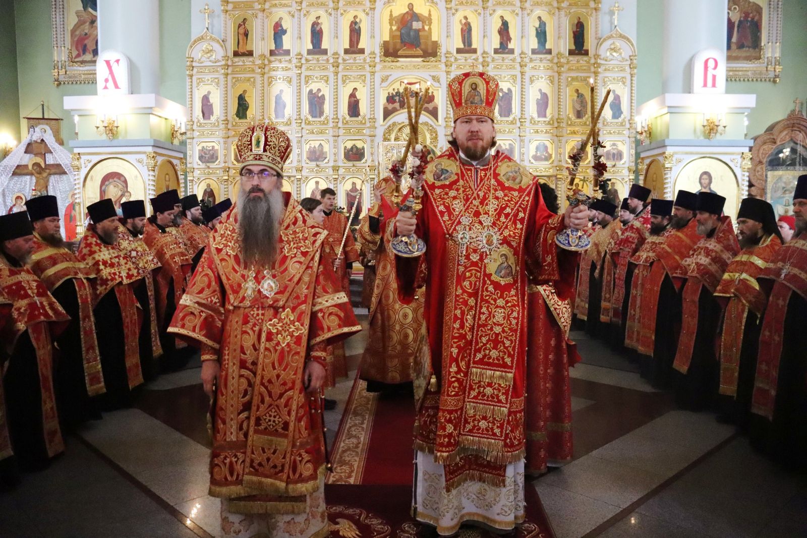 Митрополит Владимир возглавил Великую Пасхальную вечерню в Покровском соборе