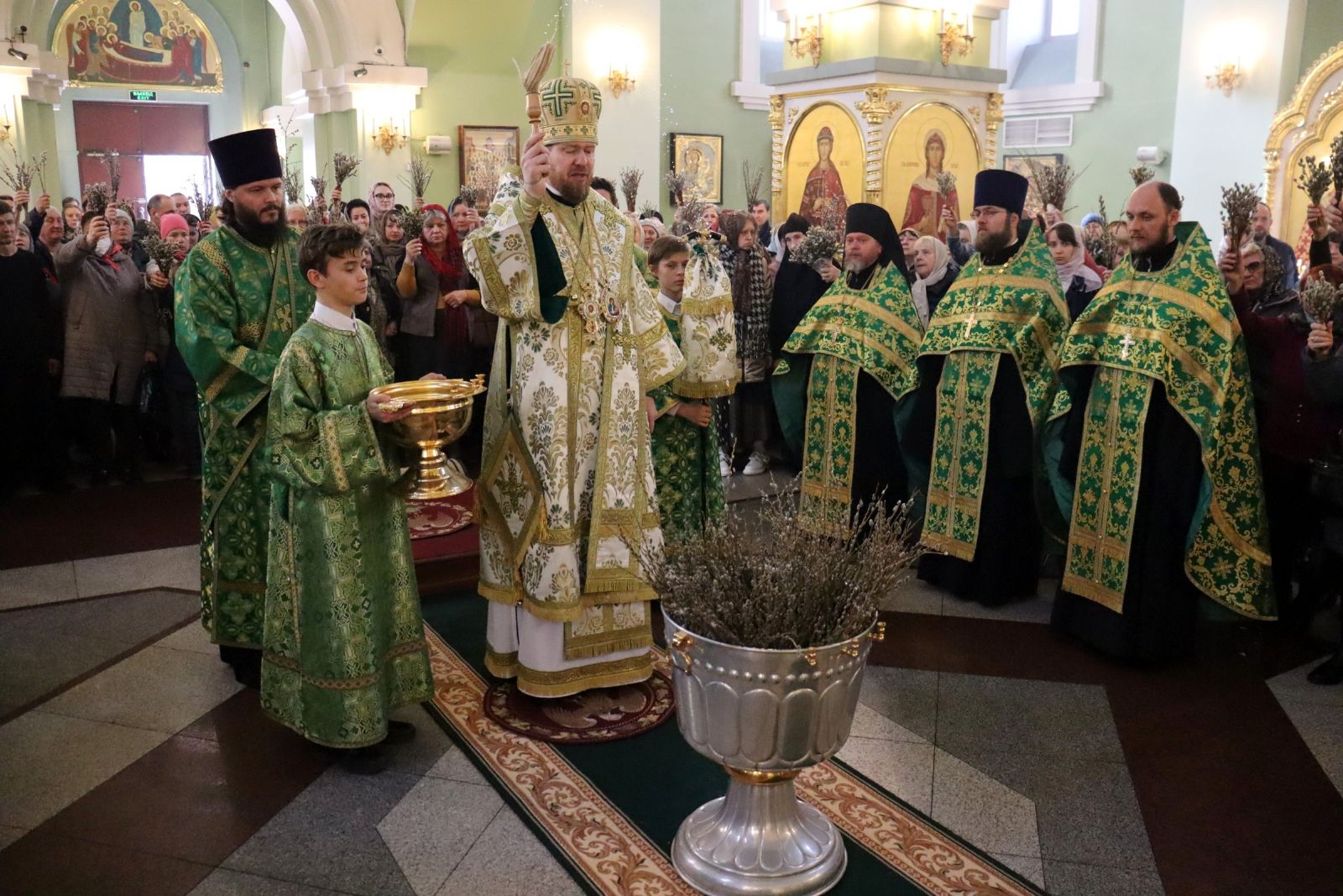 В канун празднования Входа Господня в Иерусалим митрополит Владимир совершил всенощное бдение в Покровском соборе