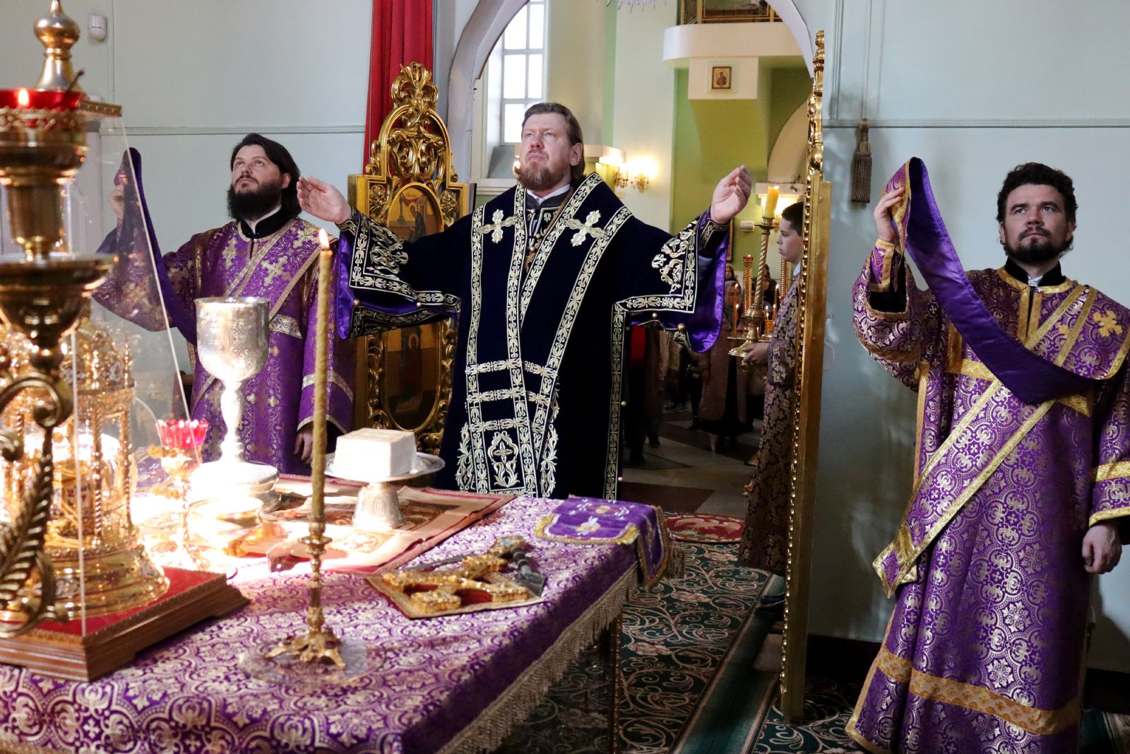 В Великий Четверг глава Приморской митрополии возглавил Божественную литургию в Покровском соборе